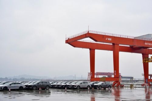 渝車出海提速 重慶東環(huán)鐵路首發(fā)“重慶造”汽車，鳳凰網(wǎng)重慶聚焦道路普通貨運(yùn)新機(jī)遇