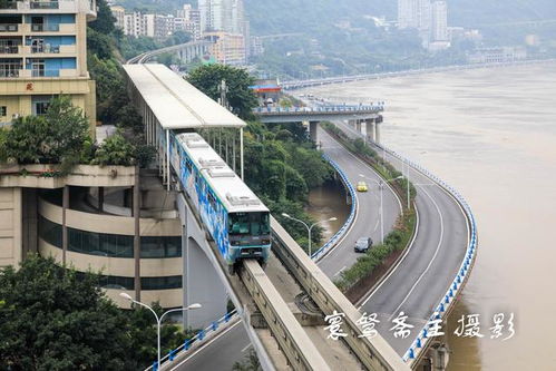 洪峰過(guò)境重慶 磁器口與洪崖洞變澤國(guó)，南濱路沖鋒舟穿梭